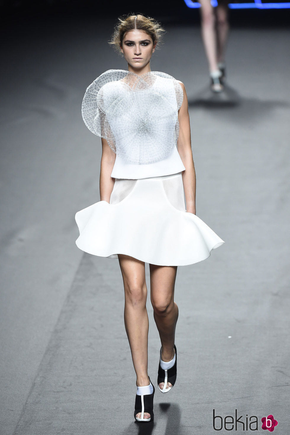 Vestido con superposiciones de Amaya Arzuaga para primavera/verano 2015 en Madrid Fashion Week