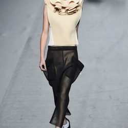 Conjunto beige y negro de Amaya Arzuaga para primavera/verano 2015 en Madrid Fashion Week