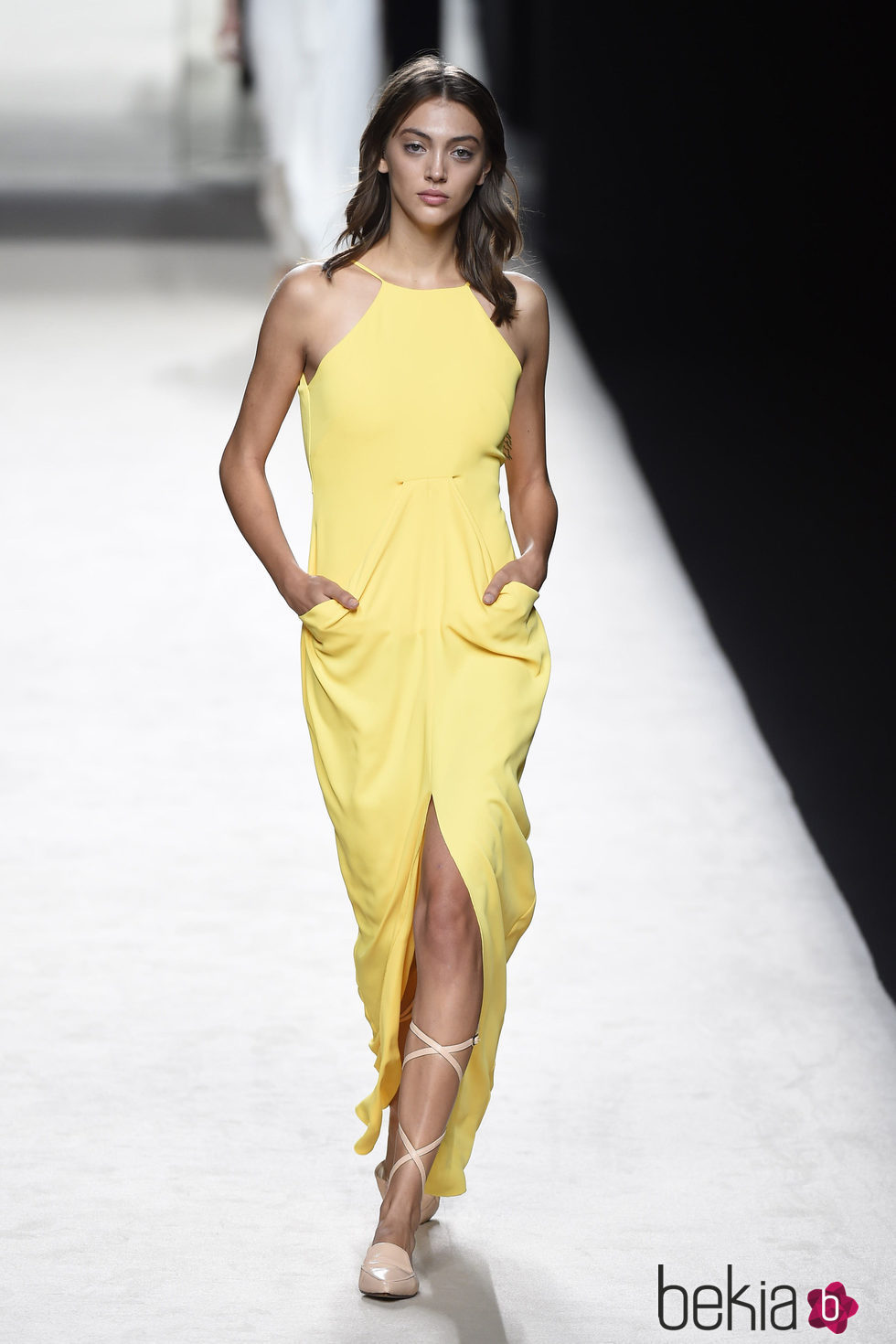 Vestido amarillo de Juanjo Oliva para primavera/verano 2015 en Madrid Fashion Week