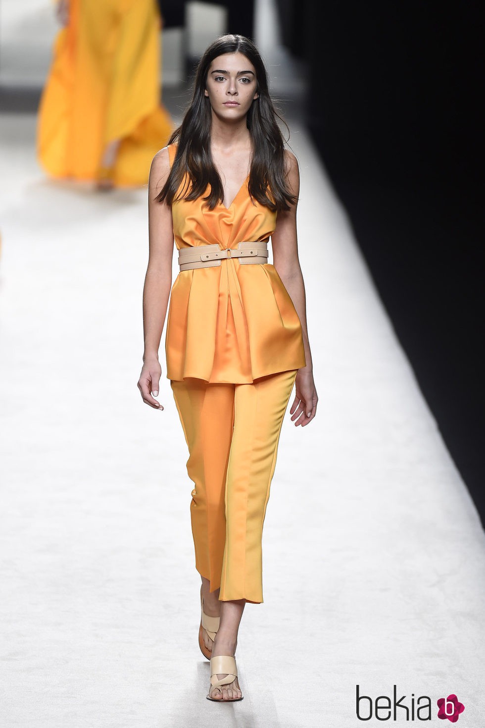 Conjunto anaranjado de Juanjo Oliva para primavera/verano 2015 en Madrid Fashion Week