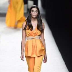 Conjunto anaranjado de Juanjo Oliva para primavera/verano 2015 en Madrid Fashion Week