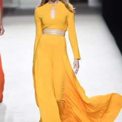 Vestido amarillo con vuelo de Juanjo Oliva para primavera/verano 2015 en Madrid Fashion Week