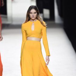 Vestido amarillo con vuelo de Juanjo Oliva para primavera/verano 2015 en Madrid Fashion Week