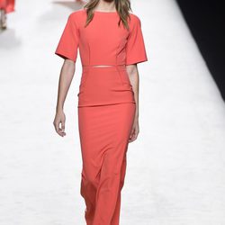Vestido coral de Juanjo Oliva para primavera/verano 2015 en Madrid Fashion Week