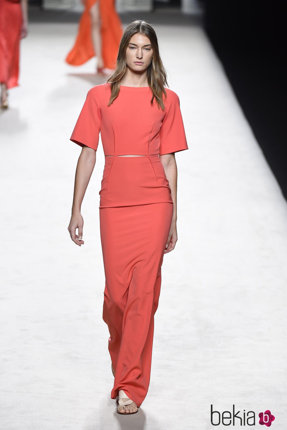 Vestido coral de Juanjo Oliva para primavera/verano 2015 en Madrid Fashion Week