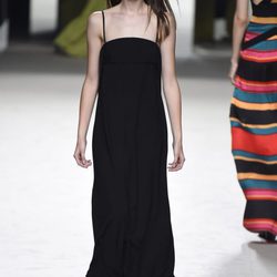 Vestido negro de Juanjo Oliva para primavera/verano 2015 en Madrid Fashion Week
