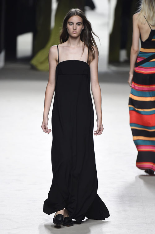 Vestido negro de Juanjo Oliva para primavera/verano 2015 en Madrid Fashion Week