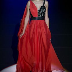 Vestido rojo de Hannibal Laguna para primavera/verano 2016 en Madrid Fashion Week