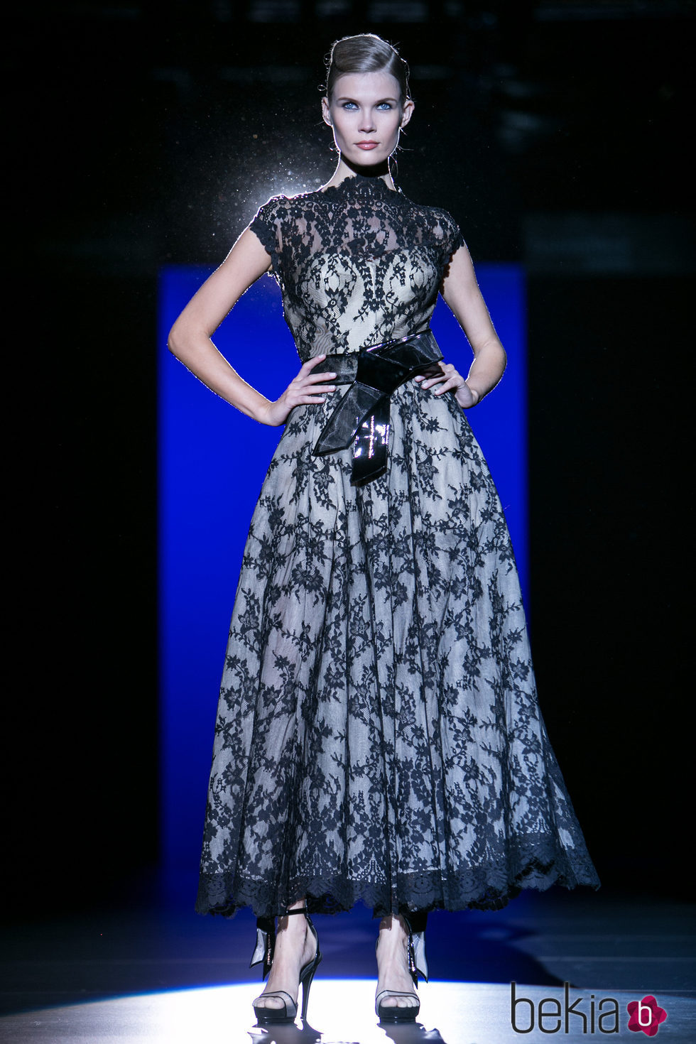 Vestido de encaje negro de Hannibal Laguna para primavera/verano 2016 en Madrid Fashion Week
