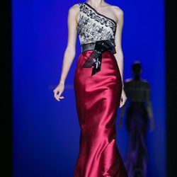 Falda roja con camiseta bordada en negro de Hannibal Laguna para primavera/verano 2016 en Madrid Fashion Week