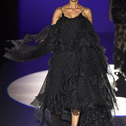Vestido negro de Hannibal Laguna para primavera/verano 2016 en Madrid Fashion Week