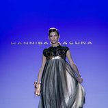 Vestido negro y gris de Hannibal Laguna para primavera/verano 2016 en Madrid Fashion Week