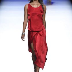 Vestido rojo de la colección de primavera/verano 2016 de Roberto Torretta en Madrid Fashion Week