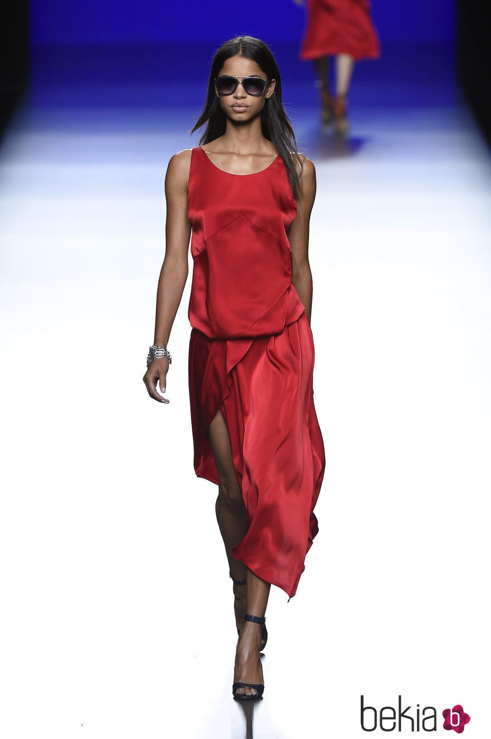 Vestido rojo de la colección de primavera/verano 2016 de Roberto Torretta en Madrid Fashion Week