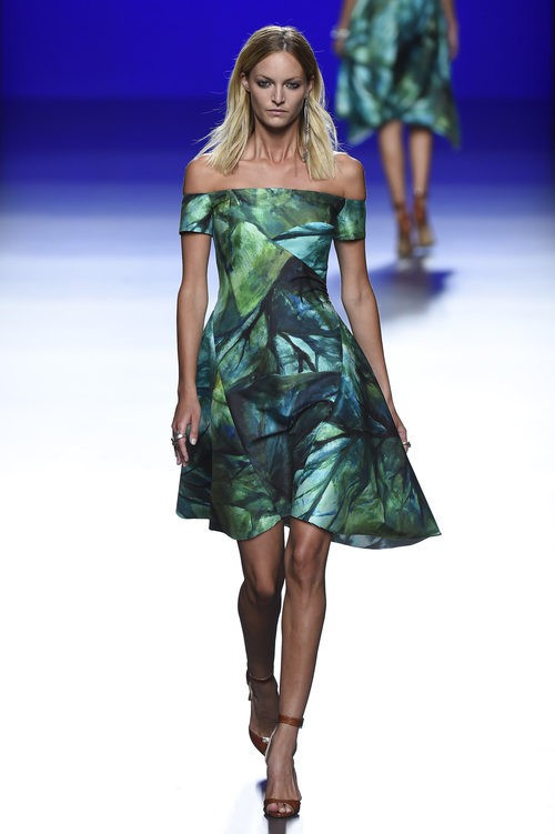 Vestido en tonos verdes palabra de honor para primavera/verano 2016 de Roberto Torretta en Madrid Fashion Week