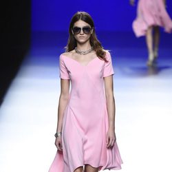 Vestido rosa claro de la colección de primavera/verano 2016 de Roberto Torretta en Madrid Fashion Week