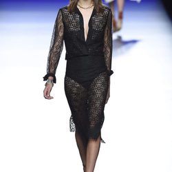 Vestido negro de la colección de primavera/verano 2016 de Roberto Torretta en Madrid Fashion Week