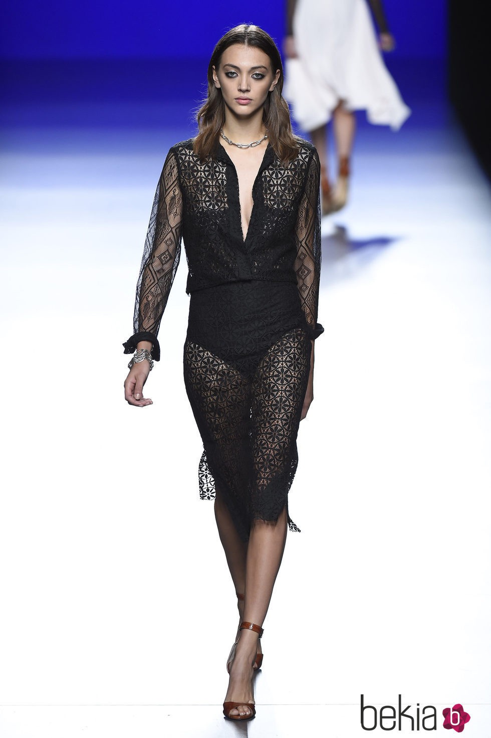 Vestido negro de la colección de primavera/verano 2016 de Roberto Torretta en Madrid Fashion Week