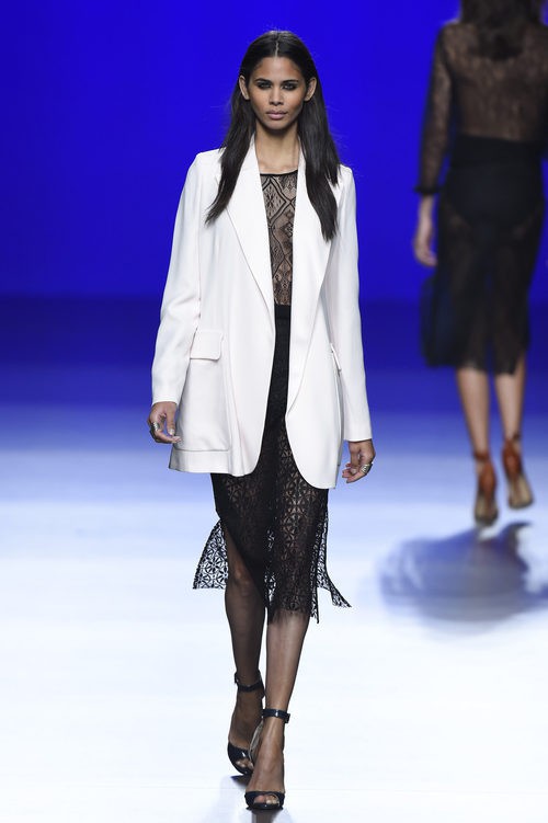 Vestido negro contrasta con chaqueta blanca en la colección de primavera/verano 2016 de Roberto Torretta en Madrid Fashion Week