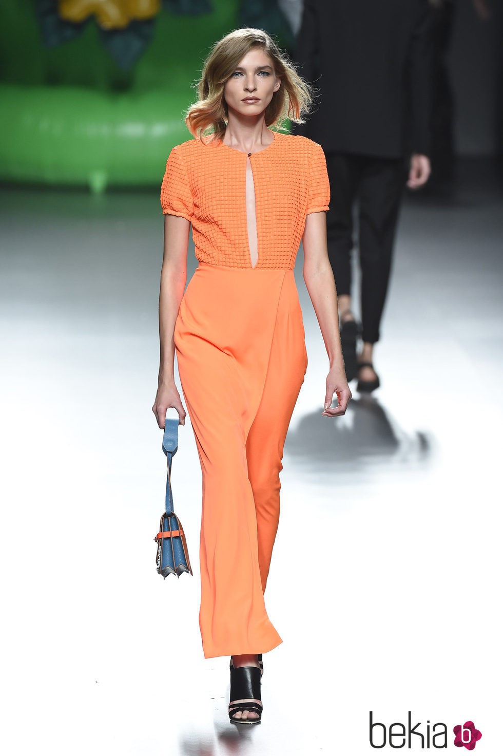 Vestido naranja de la colección primavera/verano 2016 de Ana Locking en Madrid Fashion Week