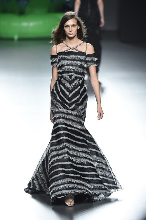 Vestido negro y gris de la colección de primavera/verano 2016 de Ana Locking en Madrid Fashion Week
