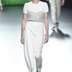 Vestido blanco de la colección de primavera/verano 2016 de Ana Locking en Madrid Fashion Week