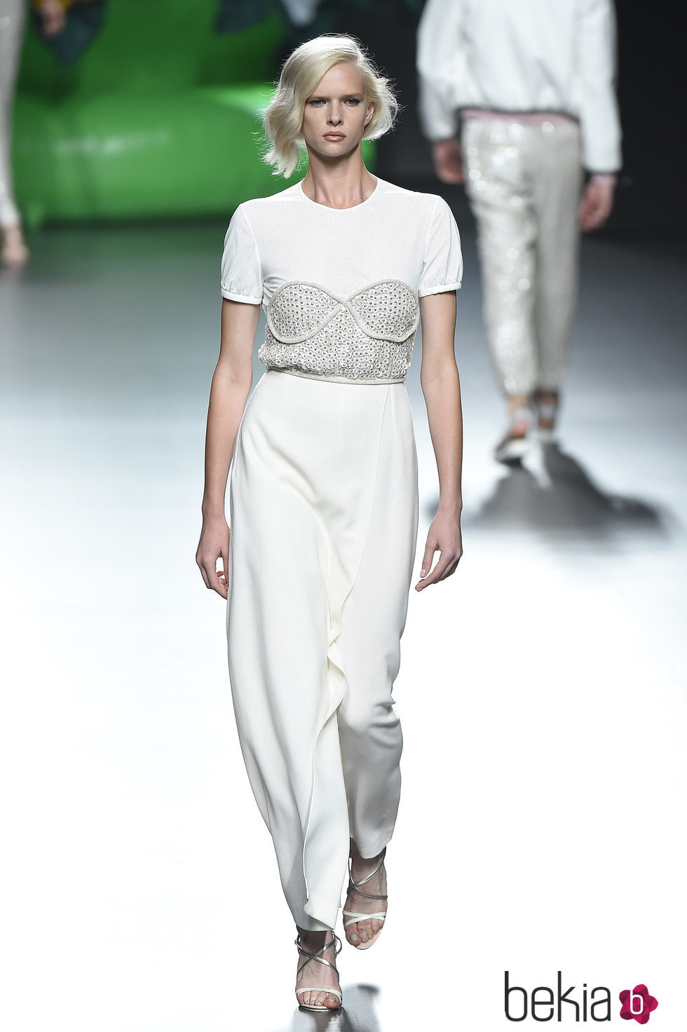 Vestido blanco de la colección de primavera/verano 2016 de Ana Locking en Madrid Fashion Week