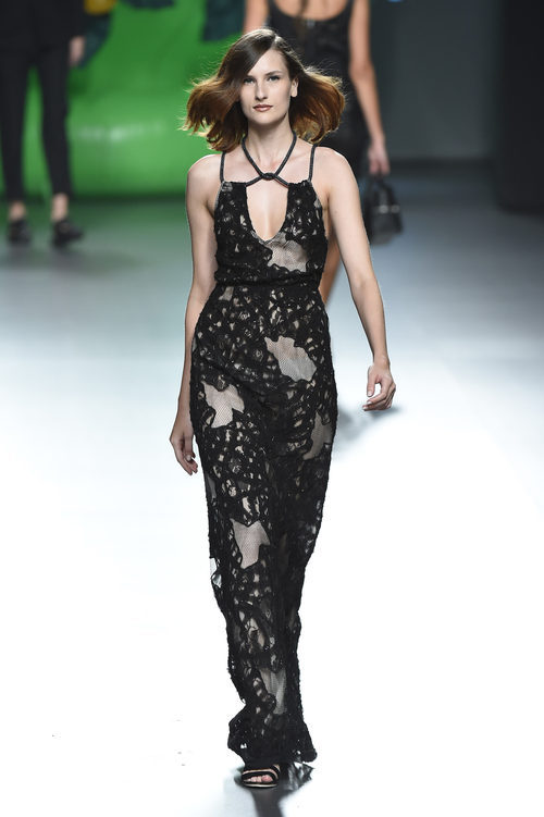 Vestido negro con redecilla de la colección de primavera/verano 2016 de Ana Locking en Madrid Fashion Week
