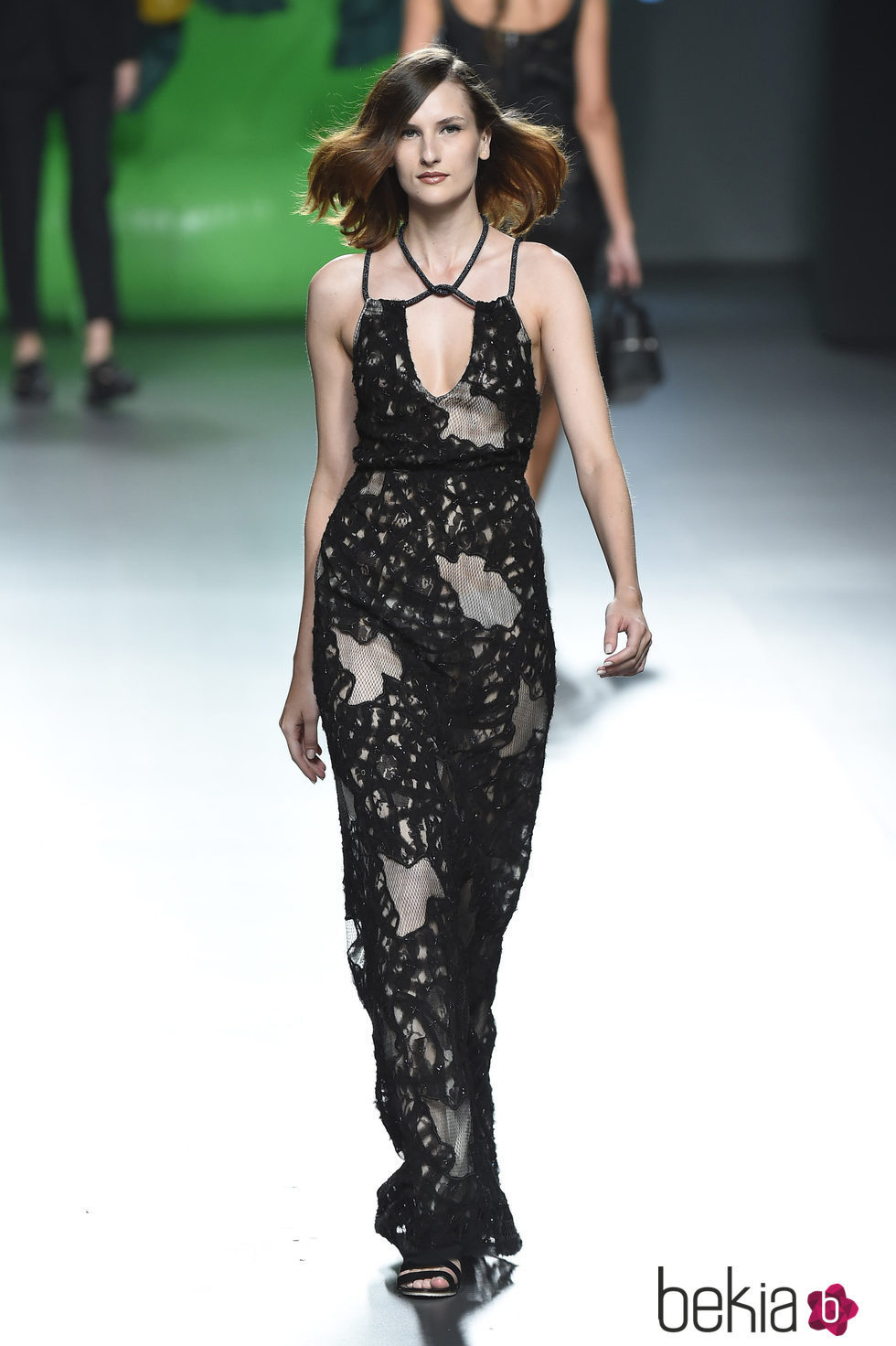 Vestido negro con redecilla de la colección de primavera/verano 2016 de Ana Locking en Madrid Fashion Week