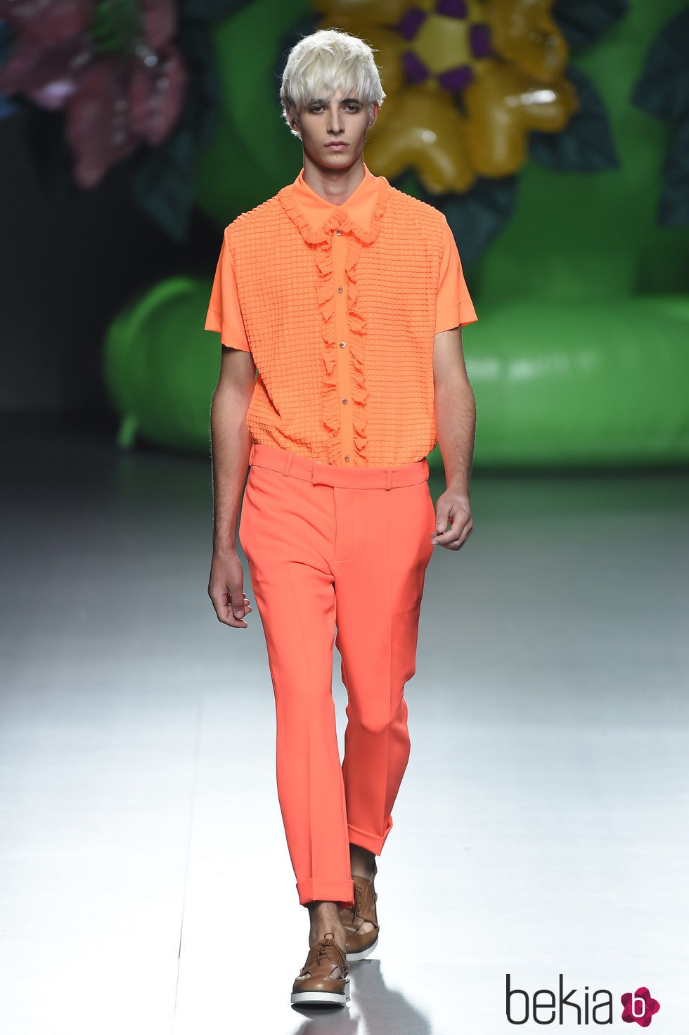Camisa y pantalón en tonos anaranjados de la colección de primavera/verano 2016 de Ana Locking en Madrid Fashion Week