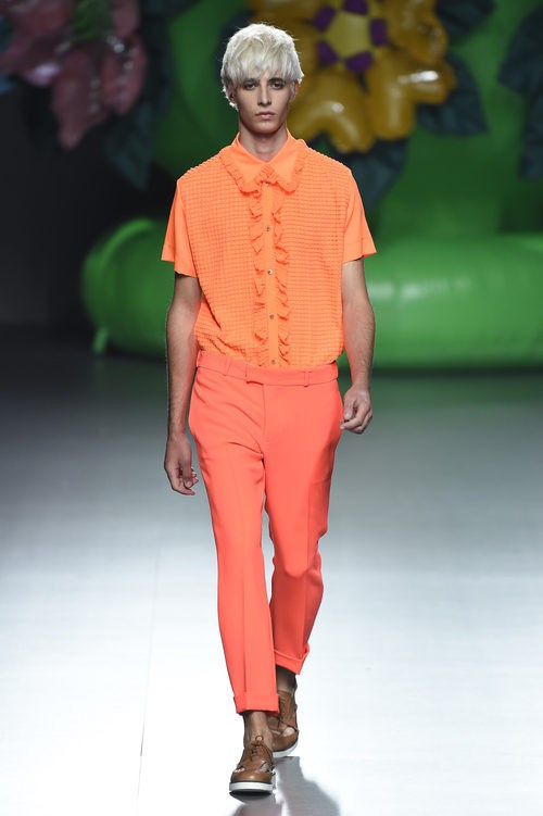 Camisa y pantalón en tonos anaranjados de la colección de primavera/verano 2016 de Ana Locking en Madrid Fashion Week