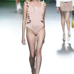 Bañador rosa nude de la colección de primavera/verano 2016 de Ana Locking en Madrid Fashion Week