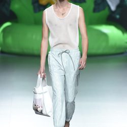 Camiseta con transparencias y pantalón aguamarina de la colección de primavera/verano 2016 de Ana Locking en Madrid Fashion Week