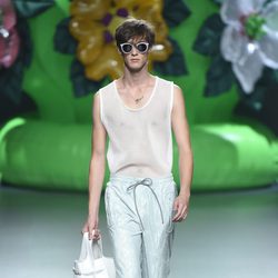 Camiseta con transparencias y pantalón aguamarina de la colección de primavera/verano 2016 de Ana Locking en Madrid Fashion Week