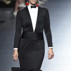 Vestido negro con esmoquin de la colección de primavera/verano 2016 de David Delfín en Madrid Fashion Week