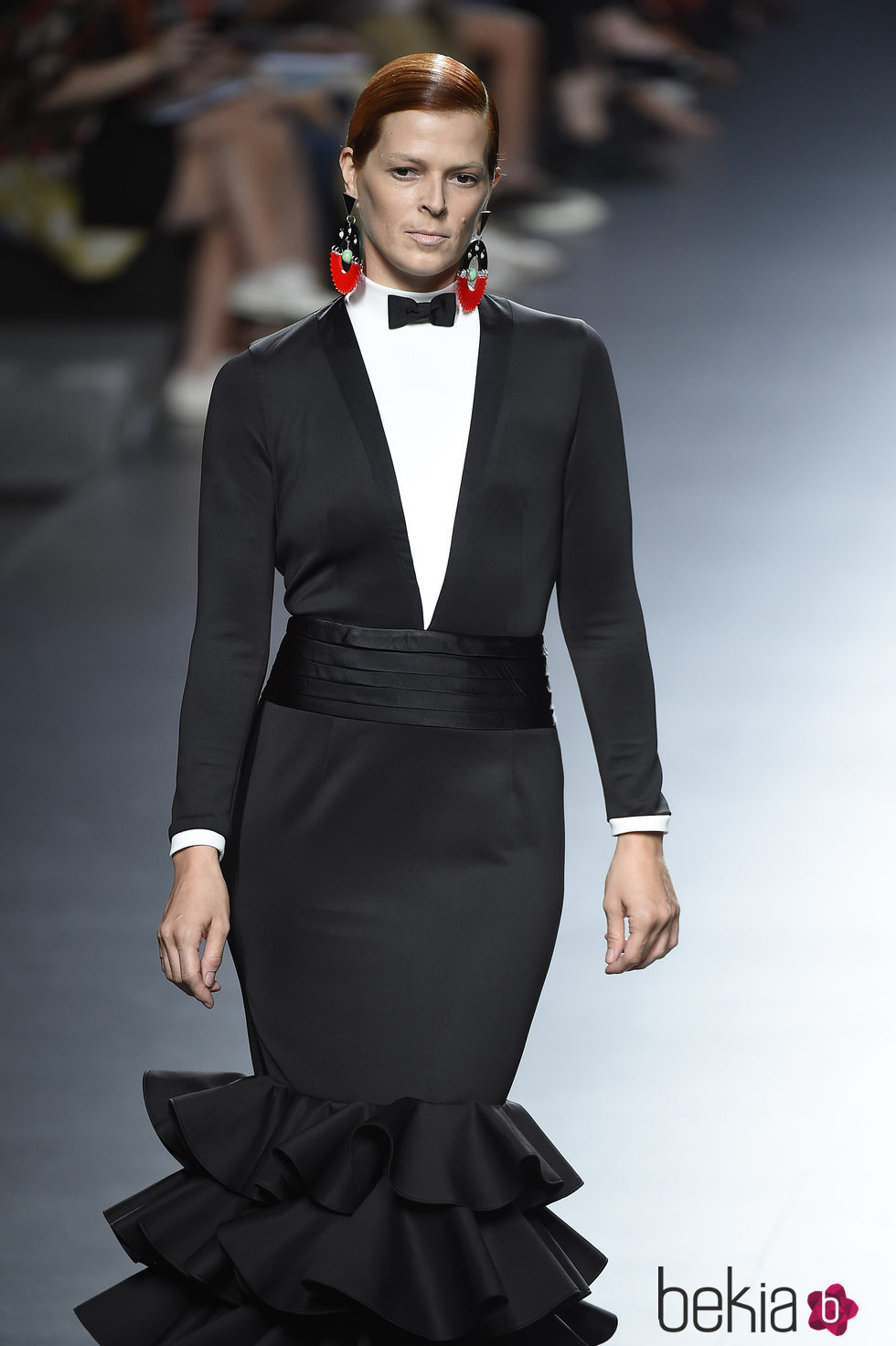 Vestido negro con esmoquin de la colección de primavera/verano 2016 de David Delfín en Madrid Fashion Week