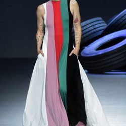Vestido de rayas de colores de la colección de primavera/verano 2016 de David Delfín en Madrid Fashion Week