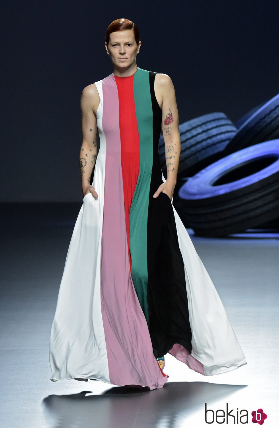 Vestido de rayas de colores de la colección de primavera/verano 2016 de David Delfín en Madrid Fashion Week