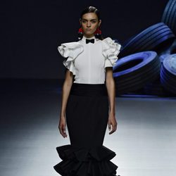 Vestido blanco y negro  de la colección de primavera/verano 2016 de David Delfin en Madrid Fashion Week