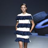 Vestido blanco y azul de volantes de la colección de primavera/verano 2016 de David Delfín en Madrid Fashion Week