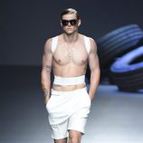 Corrector de postura y pantalón corto de la colección de primavera/verano 2016 de David Delfin en Madrid Fashion Week