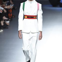 Traje de chaqueta blanco de la colección de primavera/verano 2016 de David Delfin en Madrid Fashion Week