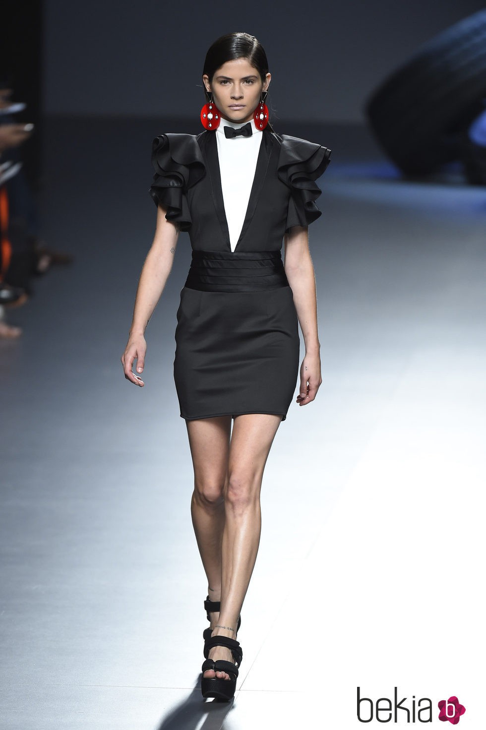 Vestido negro con volantes de la colección de primavera/verano 2016 de David Delfin en Madrid Fashion Week
