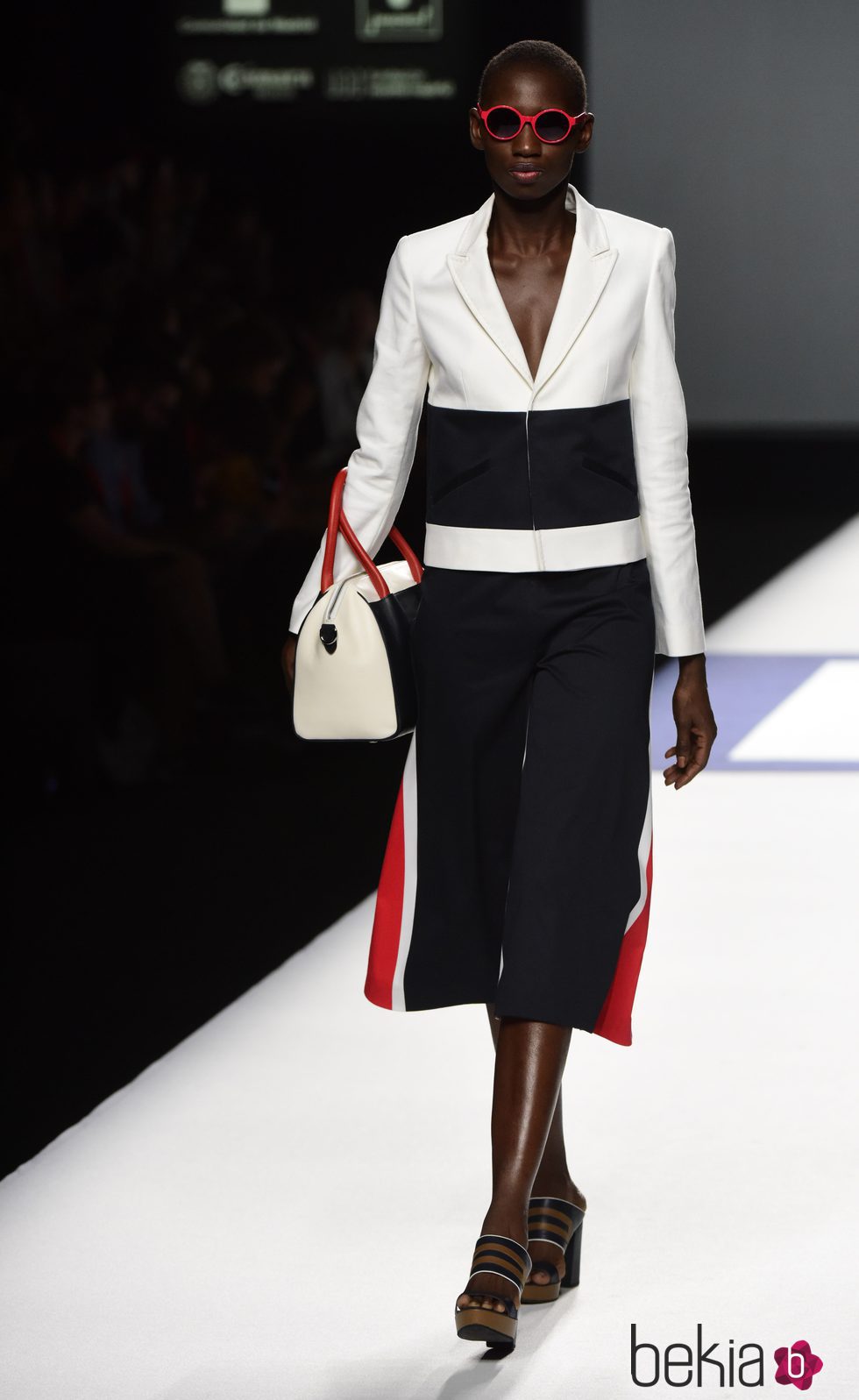 Traje de chaqueta blanco rojo y azul de la colección de primavera/verano 2016 de Devota & Lomba en Madrid Fashion Week