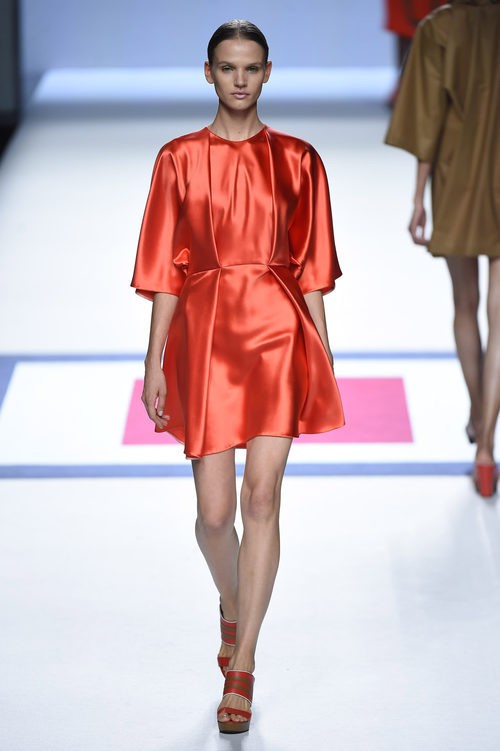 Vestido rojo de manga corta de la colección de primavera/verano 2016 de Devota&Lomba en Madrid Fashion Week