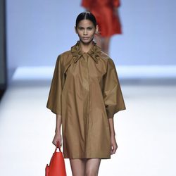 Abrigo marron de plástico de la colección de primavera/verano 2016 de Devota&Lomba en Madrid Fashion Week