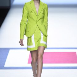 Traje de chaqueta blanco y verde de la colección de primavera/verano 2016 de Devota&Lomba en Madrid Fashion Week