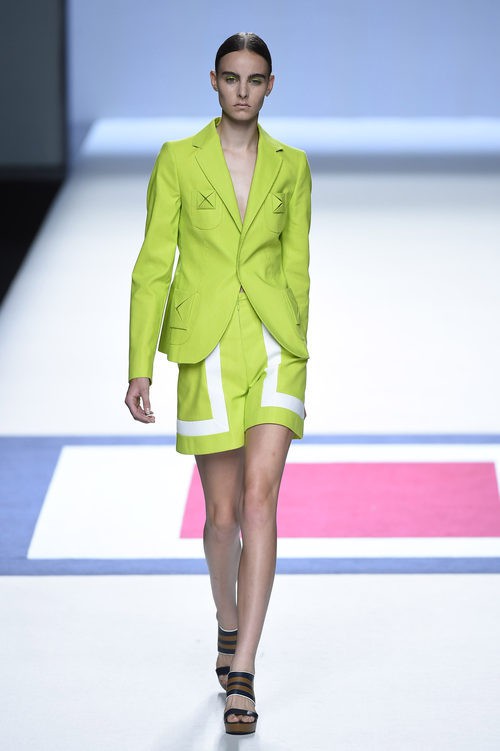 Traje de chaqueta blanco y verde de la colección de primavera/verano 2016 de Devota&Lomba en Madrid Fashion Week