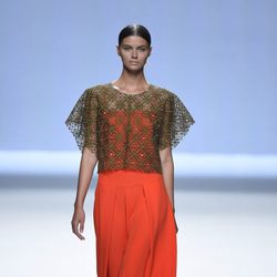 Camiseta marrón sobre vestido naranja de la colección de primavera/verano 2016 de Devota&Lomba en Madrid Fashion Week