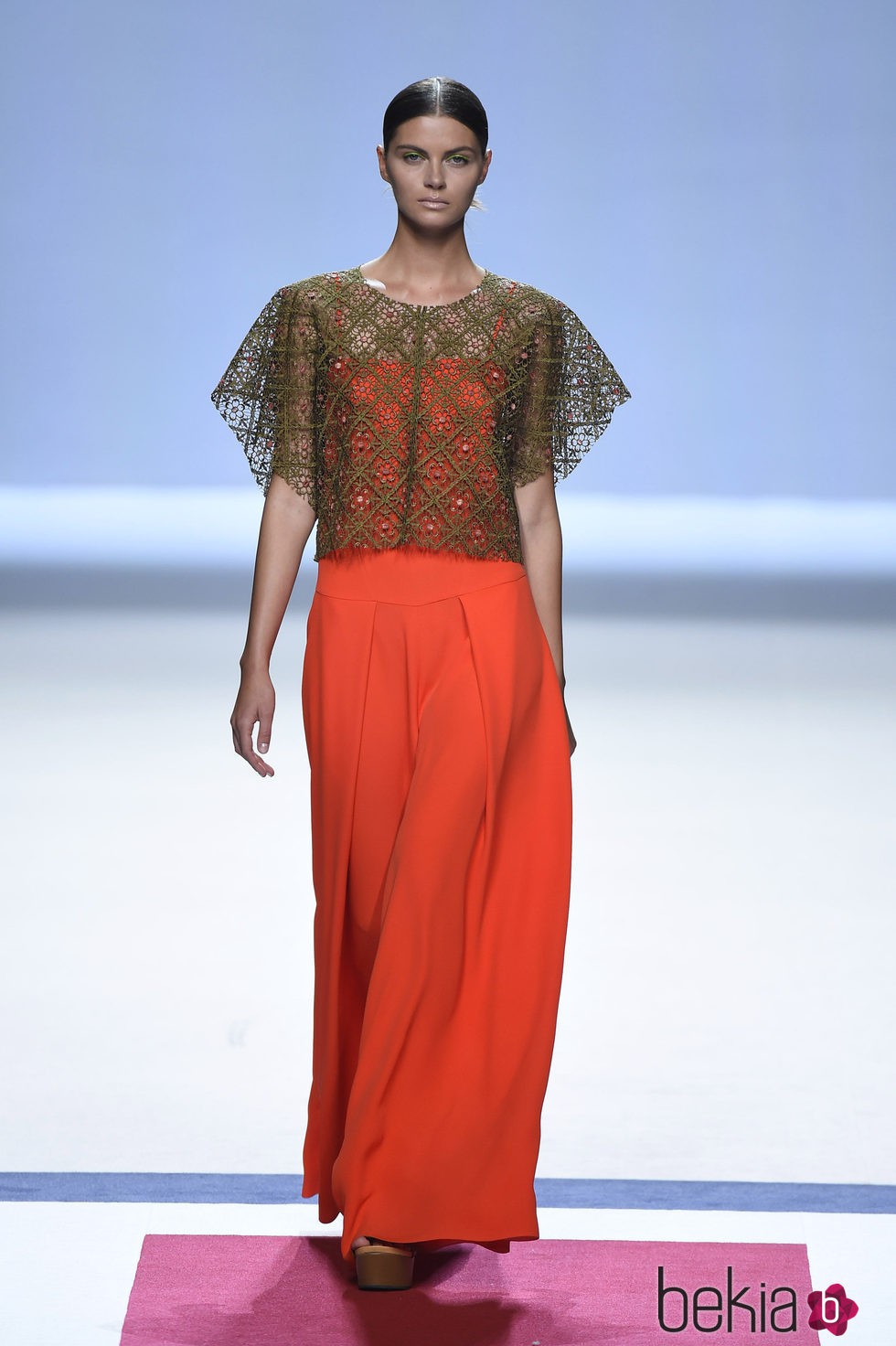Camiseta marrón sobre vestido naranja de la colección de primavera/verano 2016 de Devota&Lomba en Madrid Fashion Week